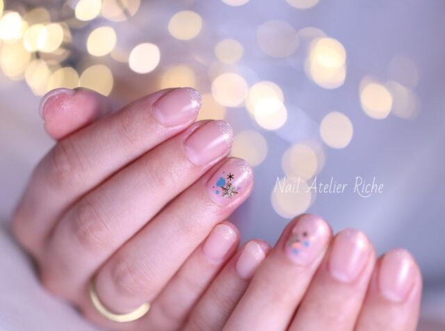キラキラなラメフレンチ💗  #ラメフレンチネイル #glitterfrenchnails #上品ネイル #自爪育成サロン柏  #プライベートサロン柏  𑁍𓏸𓈒𓂃𓂃𓂃𓂃𓂃𓂃𓂃  Nail Atelier Riche 柏駅西口 徒歩5分 爪の育成/美フォルム/上品アート  ご予約はLINE@ 『＠riche.nail』 @マークから含めてID検索  またはTel ☏ 080-2137-0212 𑁍𓏸𓈒𓂃𓂃𓂃𓂃𓂃𓂃𓂃