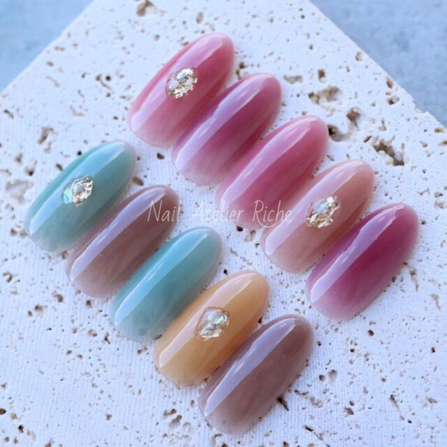 #至高のうる艶ワンカラー  秋色の少し色味濃いかな？って色でも肌馴染みよく🙆  ただただ一色ぬる塗るだけのワンカラーじゃない #チークネイル でもない、うる艶のワンカラー💅 実際に人の手になると、写真3枚目のような抜け感✨  How to は @blcnailsalon_saoritanabe 先生が 動画販売されております😊  𑁍𓏸𓈒𓂃𓂃𓂃𓂃𓂃𓂃𓂃 ⁡ 𝑁𝑎𝑖𝑙 𝐴𝑡𝑒𝑙𝑖𝑒𝑟 𝑅𝑖𝑐ℎ𝑒 柏駅西口 徒歩5分 爪の育成/美フォルム/上品アート ⁡ ご予約は𝐿𝐼𝑁𝐸@ 『＠𝑟𝑖𝑐ℎ𝑒.𝑛𝑎𝑖𝑙』 @マークから含めて𝐼𝐷検索 ⁡ または𝑇𝑒𝑙 ☏ 080-2137-0212 ⁡ 𑁍𓏸𓈒𓂃𓂃𓂃𓂃𓂃𓂃𓂃 ⁡ #ネイルサロン柏 #自爪育成柏 #柏ネイルサロン #柏ネイル #上品ネイル #大人可愛いネイル  #オフィスネイル #秋ネイル